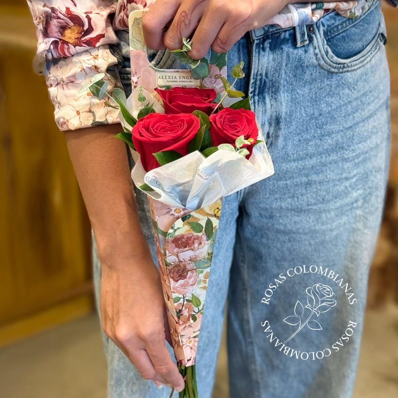 Cone Mix de Flores (3 Rosas Colombianas)